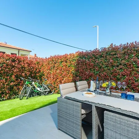 Luxury New With Private Garden Near The Beach! 아파트 포레치