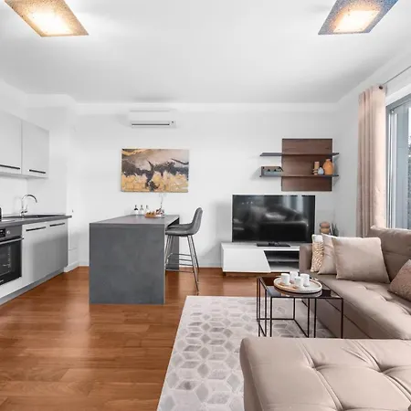 아파트 Luxury New With Private Garden Near The Beach! 포레치