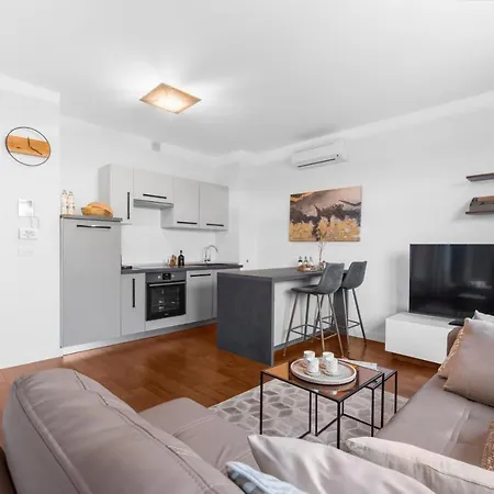 Apartment Luxury New With Private Garden Near The Beach! *