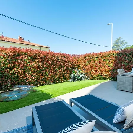 Apartment Luxury New With Private Garden Near The Beach! *