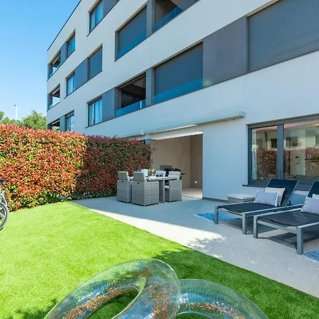 아파트 Luxury New With Private Garden Near The Beach! 포레치