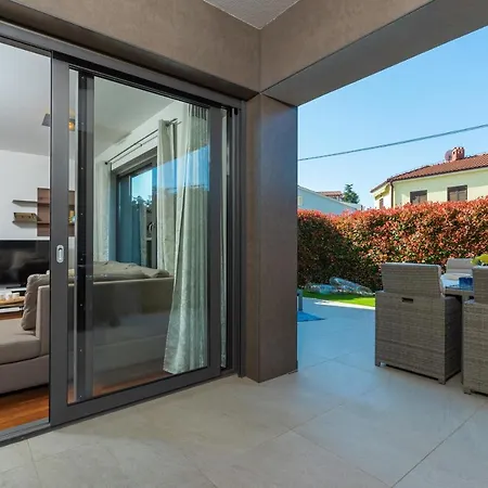 Luxury New With Private Garden Near The Beach! 포레치