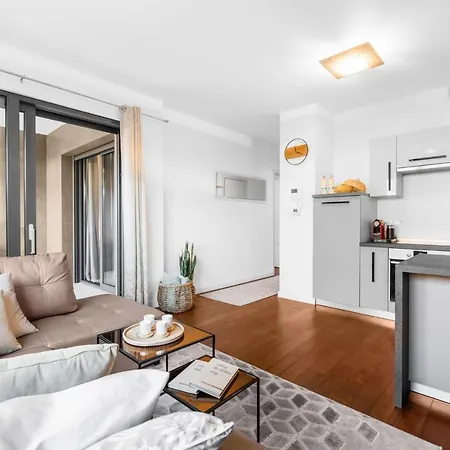 Luxury New With Private Garden Near The Beach! Apartment *