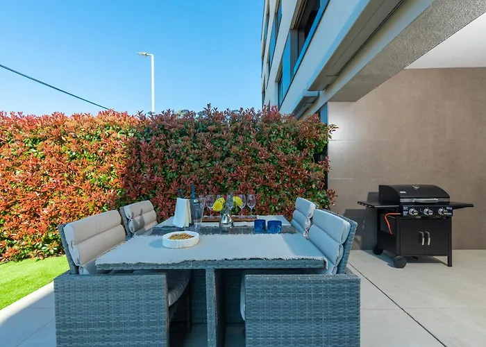 Luxury New With Private Garden Near The Beach! 아파트