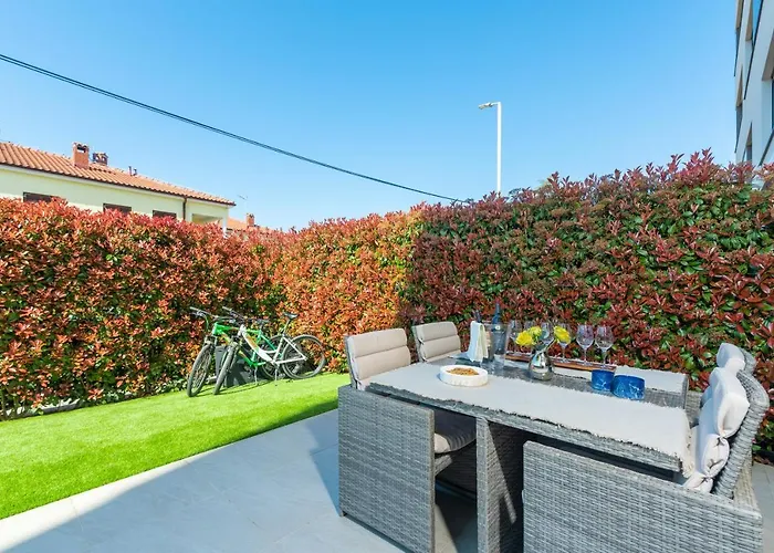 Luxury New With Private Garden Near The Beach! 아파트 포레치