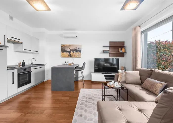 아파트 Luxury New With Private Garden Near The Beach! 포레치