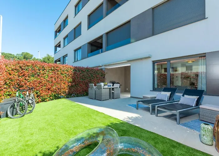아파트 Luxury New With Private Garden Near The Beach! 포레치