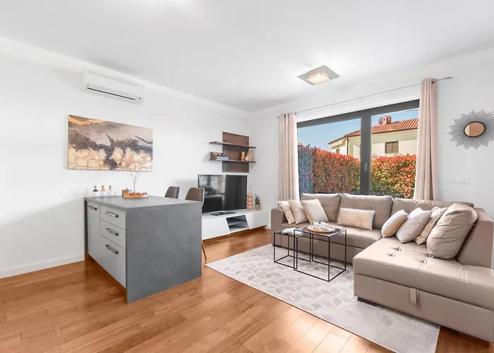 Luxury New With Private Garden Near The Beach! * 포레치