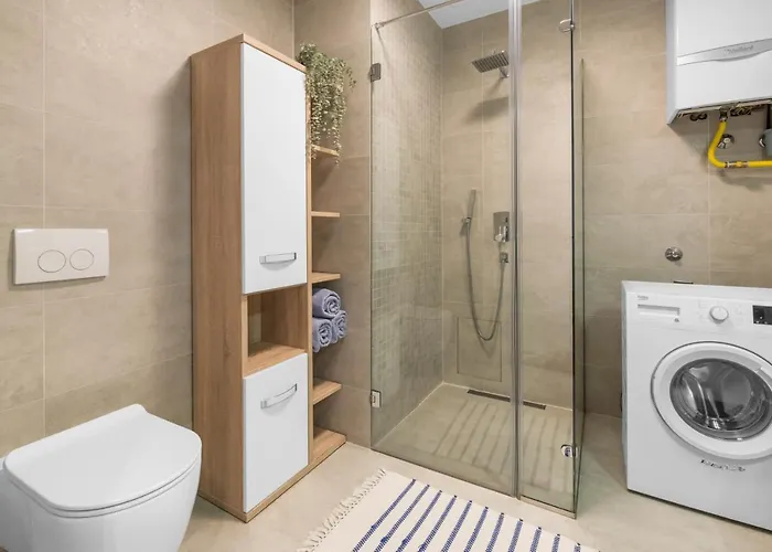 Luxury New With Private Garden Near The Beach! 포레치