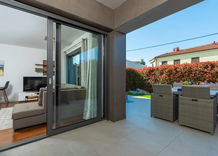 Luxury New With Private Garden Near The Beach! 포레치