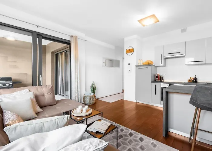 Luxury New With Private Garden Near The Beach! 아파트 *